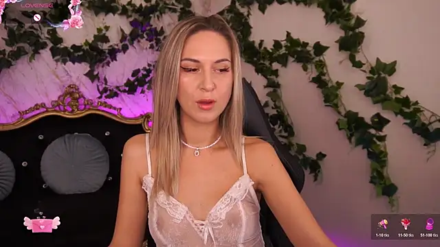 Snapshot of LovelyMollyy chatting on October 21, 2025, 9:26 pm LovelyMollyy online show from October 21, 2025, 9:26 pm