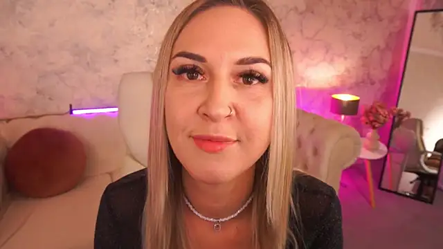 Snapshot of LovelyMollyy chatting on October 26, 2025, 11:20 pm LovelyMollyy online show from October 26, 2025, 11:20 pm