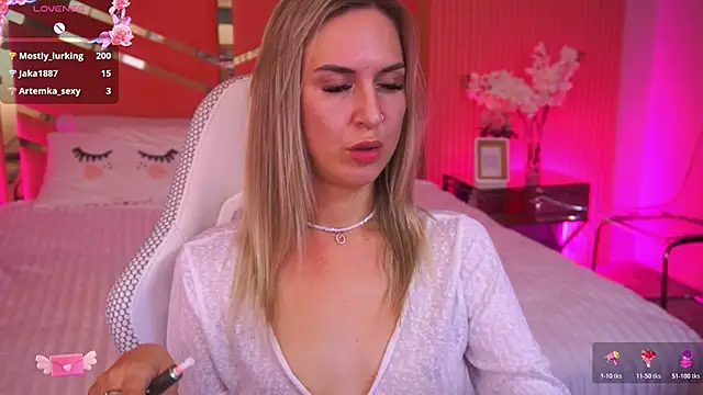 Snapshot of LovelyMollyy chatting on November 3, 2025, 6:03 am LovelyMollyy online show from November 3, 2025, 6:03 am