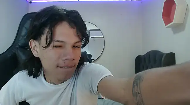 Snapshot of andy_dan18 chatting on January 19, 2025, 4:14 pm andy dan18 online show from January 19, 2025, 4:14 pm