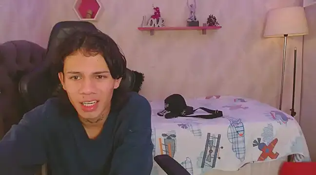 Snapshot of andy_dan18 chatting on February 13, 2025, 7:21 pm andy dan18 online show from February 13, 2025, 7:21 pm