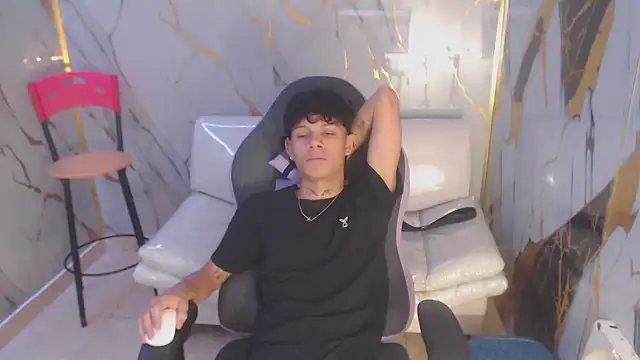 Snapshot of andy_dan18 chatting on October 16, 2025, 4:41 pm andy dan18 online show from October 16, 2025, 4:41 pm