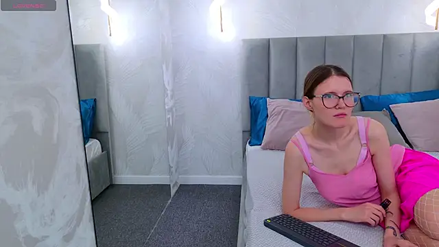 NellieLoyns online show from January 19, 2025, 4:04 pm