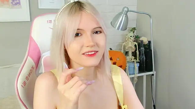 NellieLoyns online show from October 25, 2025, 5:08 pm