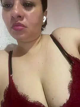 Snapshot of MommyHelpsmee chatting on July 7, 2026, 12:35 am MommyHelpsmee online show from July 7, 2026, 12:35 am