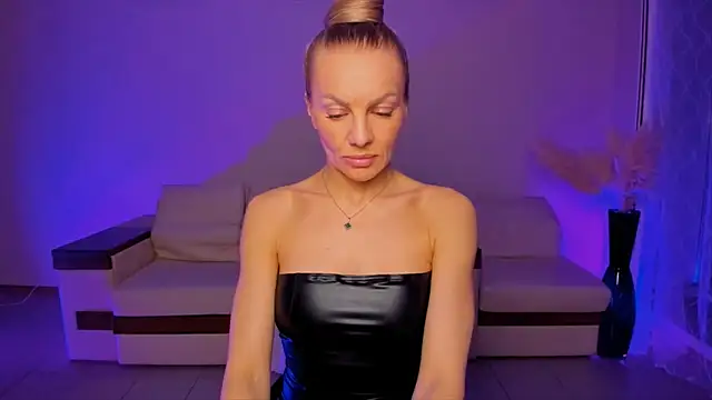 Oliva Candy online show from April 19, 2026, 9:17 pm