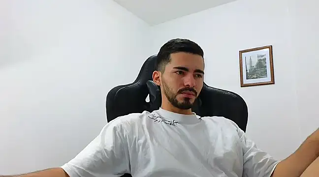 Snapshot of Massimoo_07 chatting on December 25, 2024, 11:53 pm Massimoo 07 online show from December 25, 2024, 11:53 pm