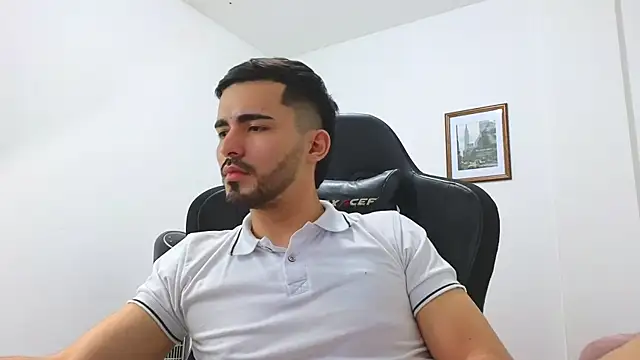 Snapshot of Massimoo_07 chatting on January 5, 2025, 1:45 am Massimoo 07 online show from January 5, 2025, 1:45 am