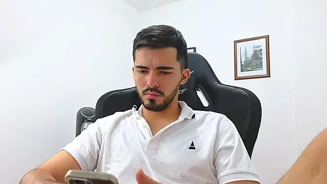 Snapshot of Massimoo_07 chatting on January 11, 2025, 11:24 pm Massimoo 07 online show from January 11, 2025, 11:24 pm