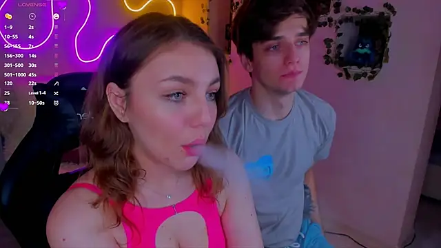 RobertAndLinela online show from December 25, 2024, 5:37 pm