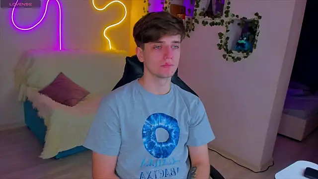 RobertAndLinela online show from January 24, 2025, 5:21 pm