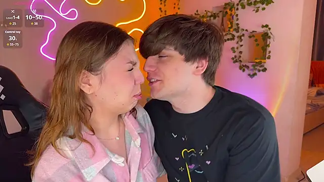 RobertAndLinela online show from November 11, 2025, 3:23 pm