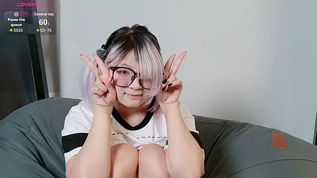 Yu UwU  online show from April 4, 2026, 2:36 pm