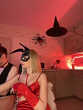 Snapshot of SOFYandMIKE chatting on October 17, 2025, 8:33 pm SOFYandMIKE online show from October 17, 2025, 8:33 pm