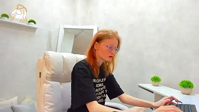 ElizabethHarpper online show from March 10, 2025, 8:15 am