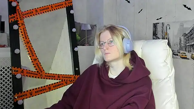 ElizabethHarpper online show from November 12, 2025, 2:01 am