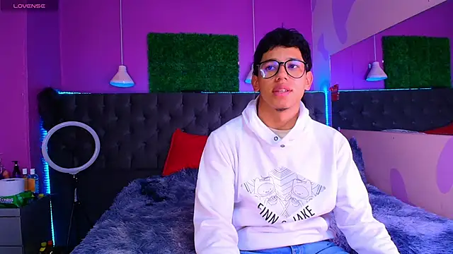 RyanPricee online show from April 9, 2026, 1:38 am