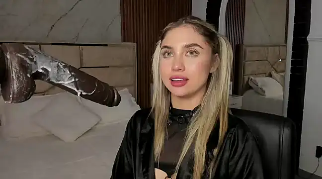 EmiilyHendriixx online show from January 11, 2025, 5:10 am