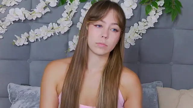 Snapshot of TheEmma chatting on November 24, 2025, 9:53 am TheEmma online show from November 24, 2025, 9:53 am