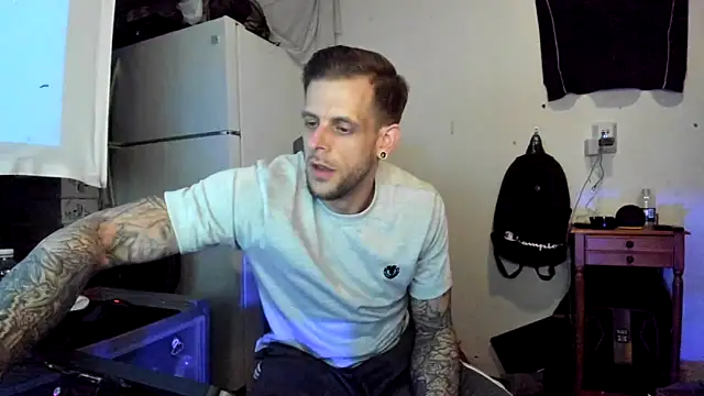 Snapshot of JamesMichael88 chatting on March 23, 2025, 1:42 am JamesMichael88 online show from March 23, 2025, 1:42 am