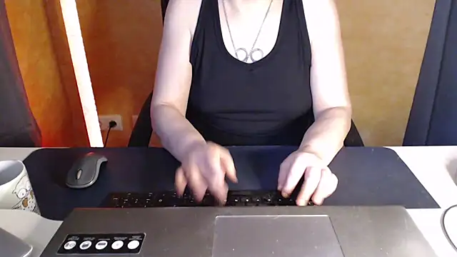 Snapshot of Sweet_Phoenix chatting on May 25, 2026, 5:46 am Sweet Phoenix online show from May 25, 2026, 5:46 am