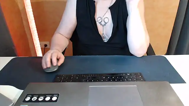 Snapshot of Sweet_Phoenix chatting on June 7, 2026, 8:29 am Sweet Phoenix online show from June 7, 2026, 8:29 am