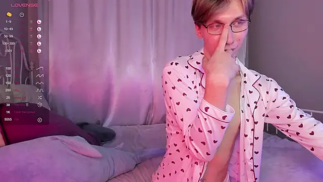 Snapshot of Adrian_Di chatting on February 4, 2025, 7:33 pm Adrian Di online show from February 4, 2025, 7:33 pm