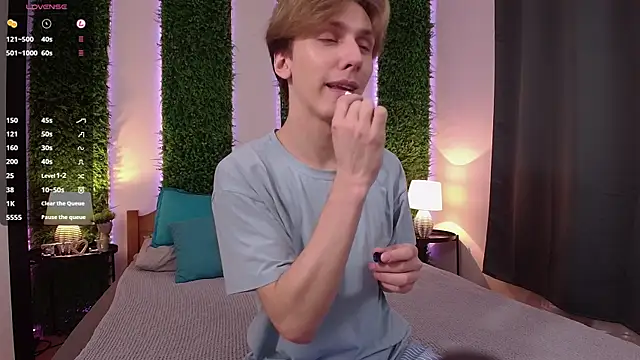 Snapshot of Adrian_Di chatting on March 11, 2025, 3:12 pm Adrian Di online show from March 11, 2025, 3:12 pm