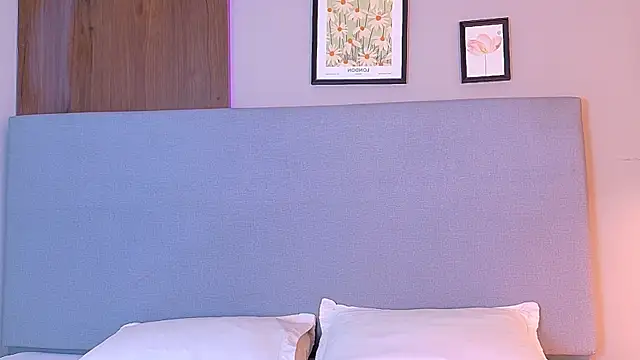 NaomiKlarc online show from September 25, 2025, 3:21 am