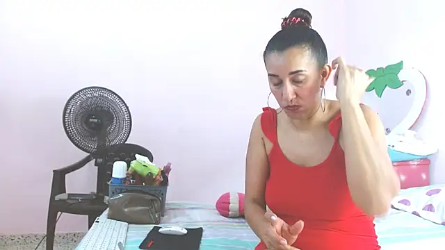 Snapshot of latinabueno41 chatting on January 14, 2025, 5:12 pm latinabueno41 online show from January 14, 2025, 5:12 pm