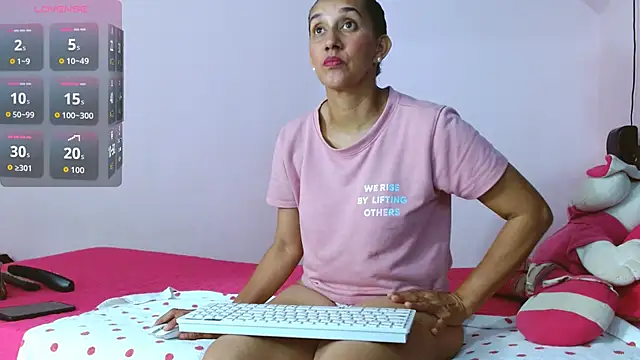 Snapshot of latinabueno41 chatting on October 16, 2025, 12:44 am latinabueno41 online show from October 16, 2025, 12:44 am