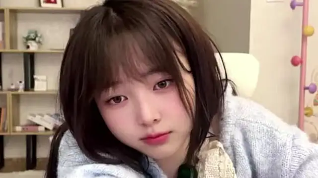 Chenjing0 online show from April 18, 2026, 1:37 pm