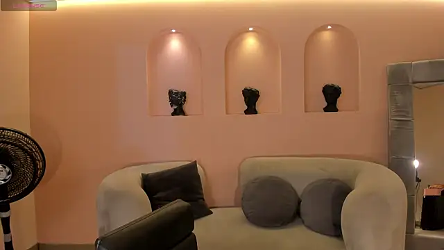 Snapshot of NiaSalvatore chatting on October 28, 2025, 7:27 pm NiaSalvatore online show from October 28, 2025, 7:27 pm