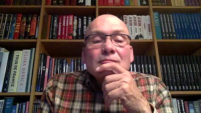 Snapshot of Parleg2 chatting on October 5, 2025, 4:38 pm Parleg2 online show from October 5, 2025, 4:38 pm