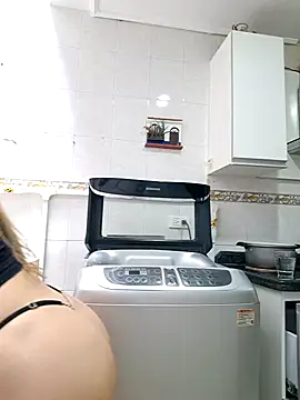 karina warthon online show from October 4, 2025, 5:44 pm