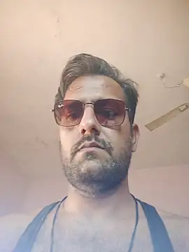 Snapshot of MAGNETICDADDY8 chatting on November 3, 2025, 8:04 am MAGNETICDADDY8 online show from November 3, 2025, 8:04 am