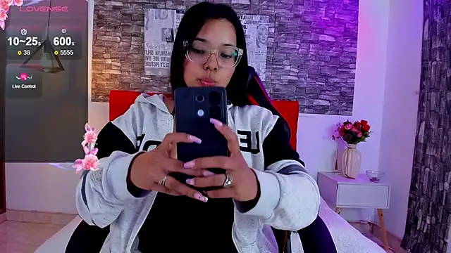 Snapshot of Emily_sc chatting on January 20, 2025, 4:34 pm Emily sc online show from January 20, 2025, 4:34 pm