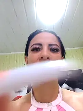 Snapshot of Anniee_x chatting on September 19, 2025, 1:34 pm Anniee x online show from September 19, 2025, 1:34 pm