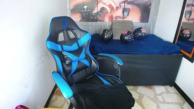 Snapshot of Anniee_x chatting on October 5, 2025, 5:00 pm Anniee x online show from October 5, 2025, 5:00 pm