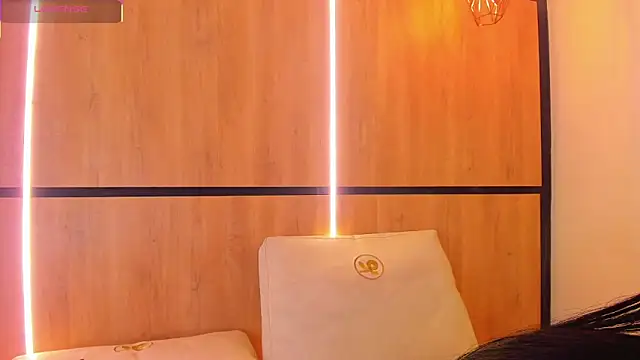 ashlyn parker online show from November 25, 2025, 8:09 pm