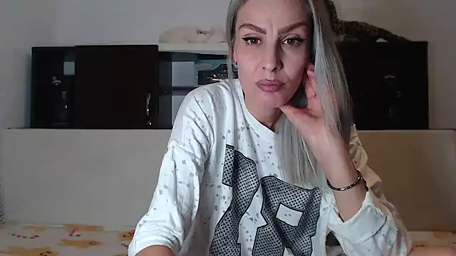 Snapshot of AshlineKatte chatting on October 22, 2025, 5:02 pm AshlineKatte online show from October 22, 2025, 5:02 pm