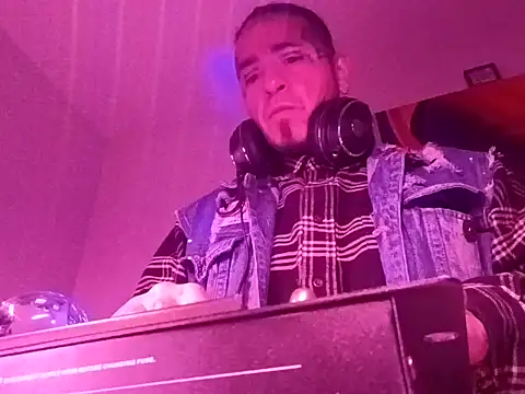 justthetip4209 online show from October 4, 2025, 6:11 am