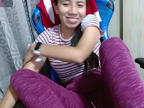 Danielagomez33 online show from April 14, 2026, 1:00 am