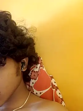 Snapshot of CosmicEmuu chatting on February 14, 2025, 10:07 am CosmicEmuu online show from February 14, 2025, 10:07 am