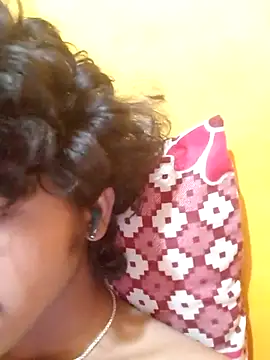 Snapshot of CosmicEmuu chatting on February 17, 2025, 1:42 pm CosmicEmuu online show from February 17, 2025, 1:42 pm