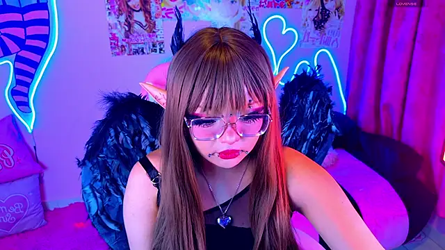 Snapshot of LaytonBox chatting on February 24, 2025, 7:52 pm LaytonBox online show from February 24, 2025, 7:52 pm