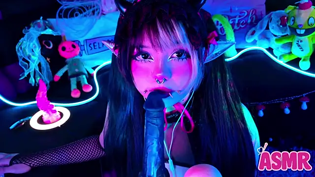 Snapshot of LaytonBox chatting on October 12, 2025, 2:16 pm LaytonBox online show from October 12, 2025, 2:16 pm