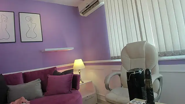 Emma Walkerr  online show from February 8, 2025, 7:05 pm