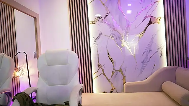 Emma Walkerr  online show from April 8, 2026, 7:03 pm