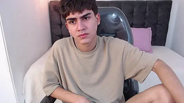 Snapshot of Tommy18__ chatting on January 8, 2025, 4:33 pm Tommy18 online show from January 8, 2025, 4:33 pm
